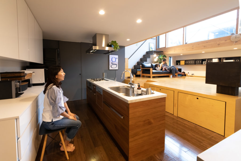 家族がほどよくつながる多目的な高床と空庭をもつ職住一体の住まい | Style of Life | 100%LiFE-10