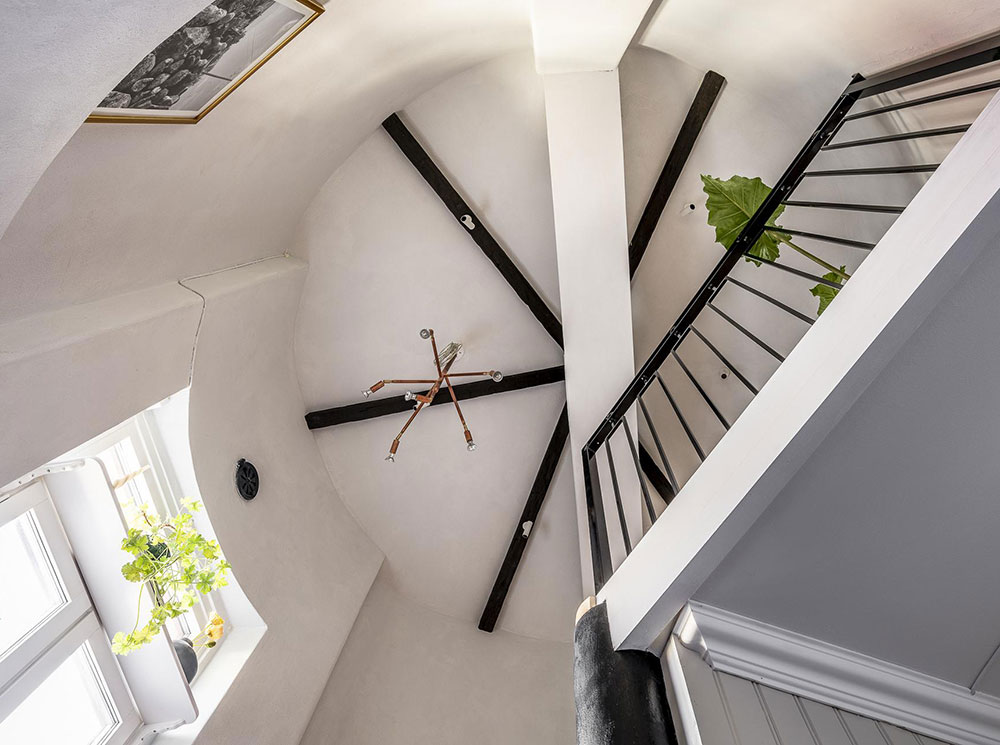 瑞典独特公寓设计，阁楼卧室墙纸亮点-21