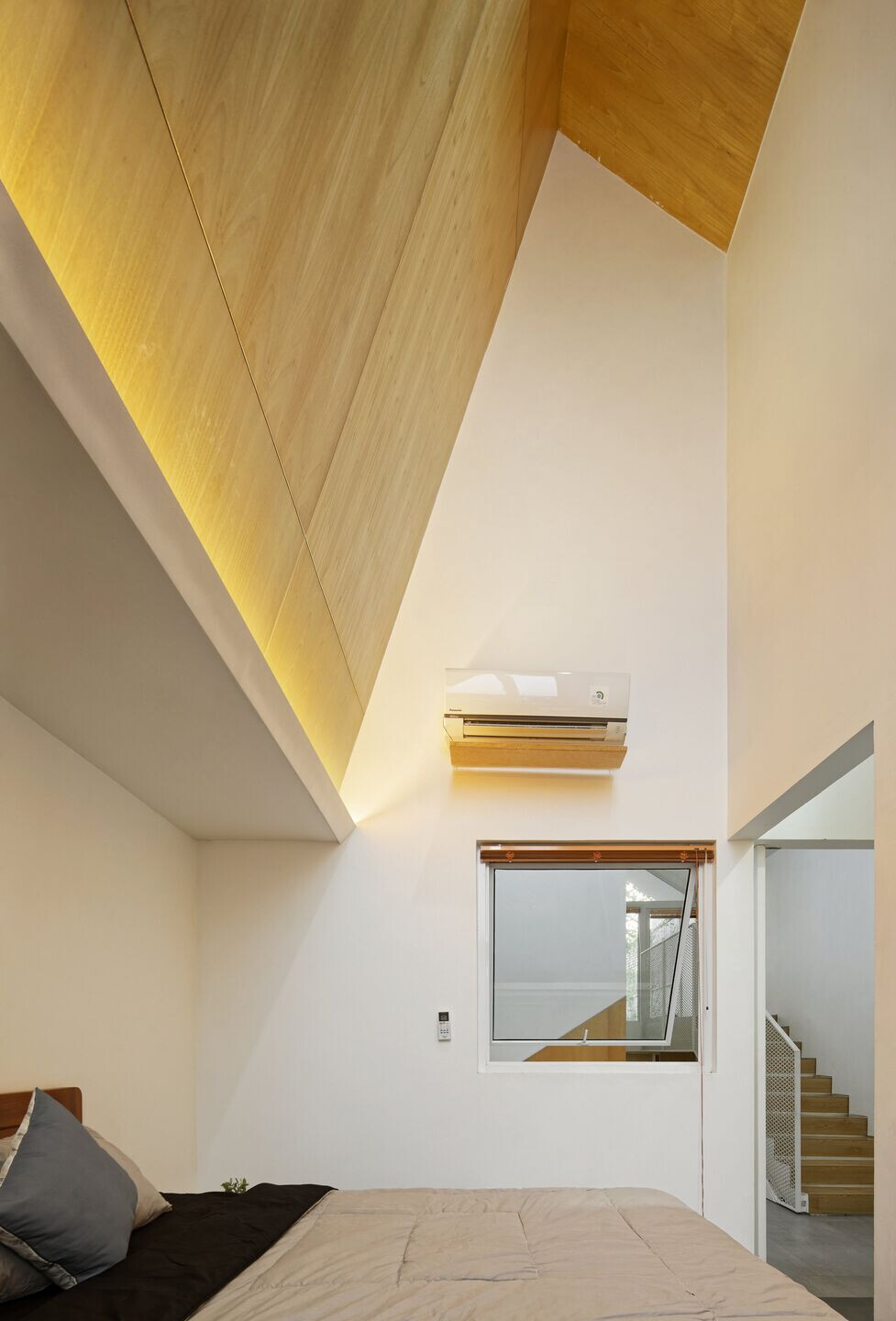 印尼狭地住宅,三角天花板创造宽敞空间-35