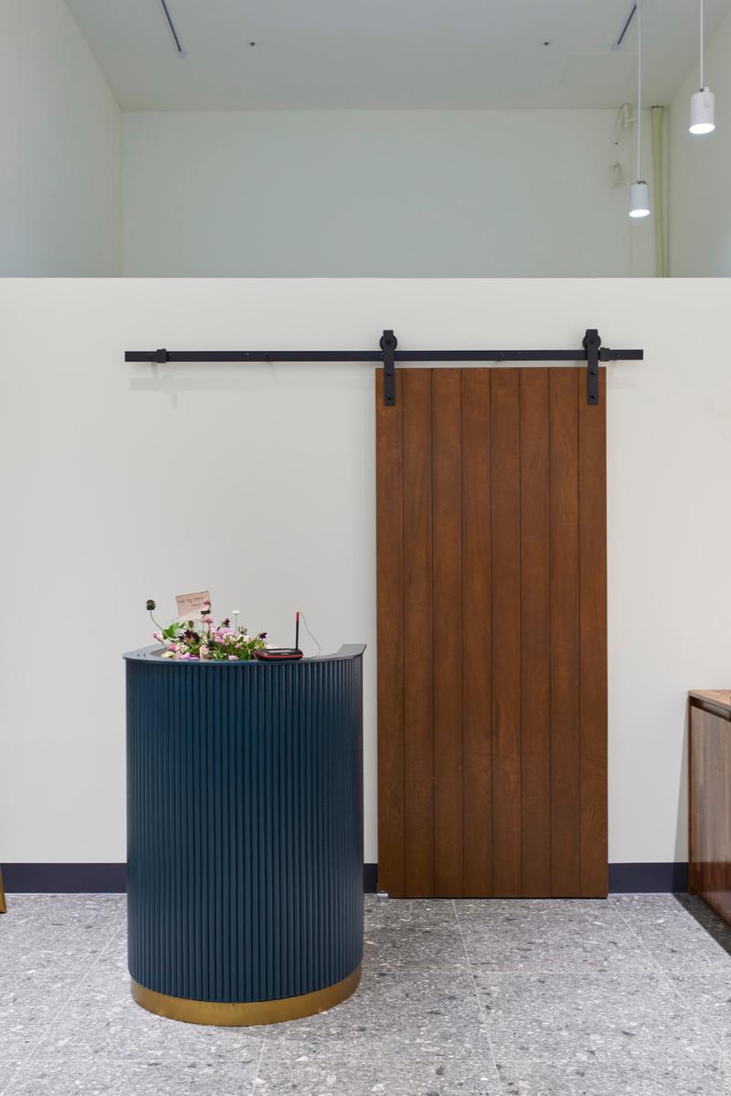 简约时尚的 11 平米服装店设计-7