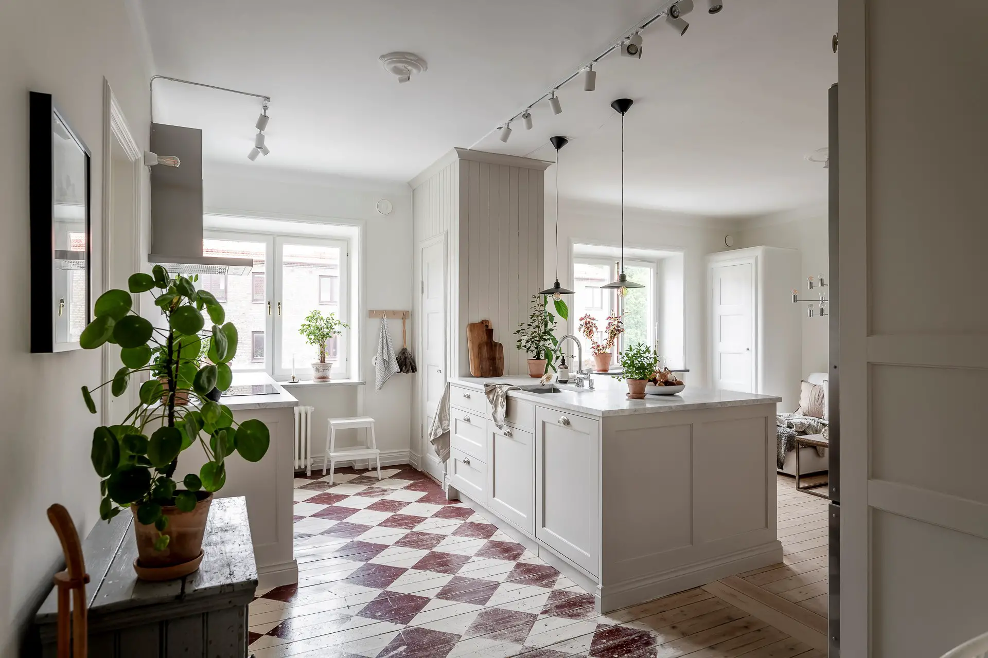 红白棋盘地板 | 古老公寓的现代魅力-1