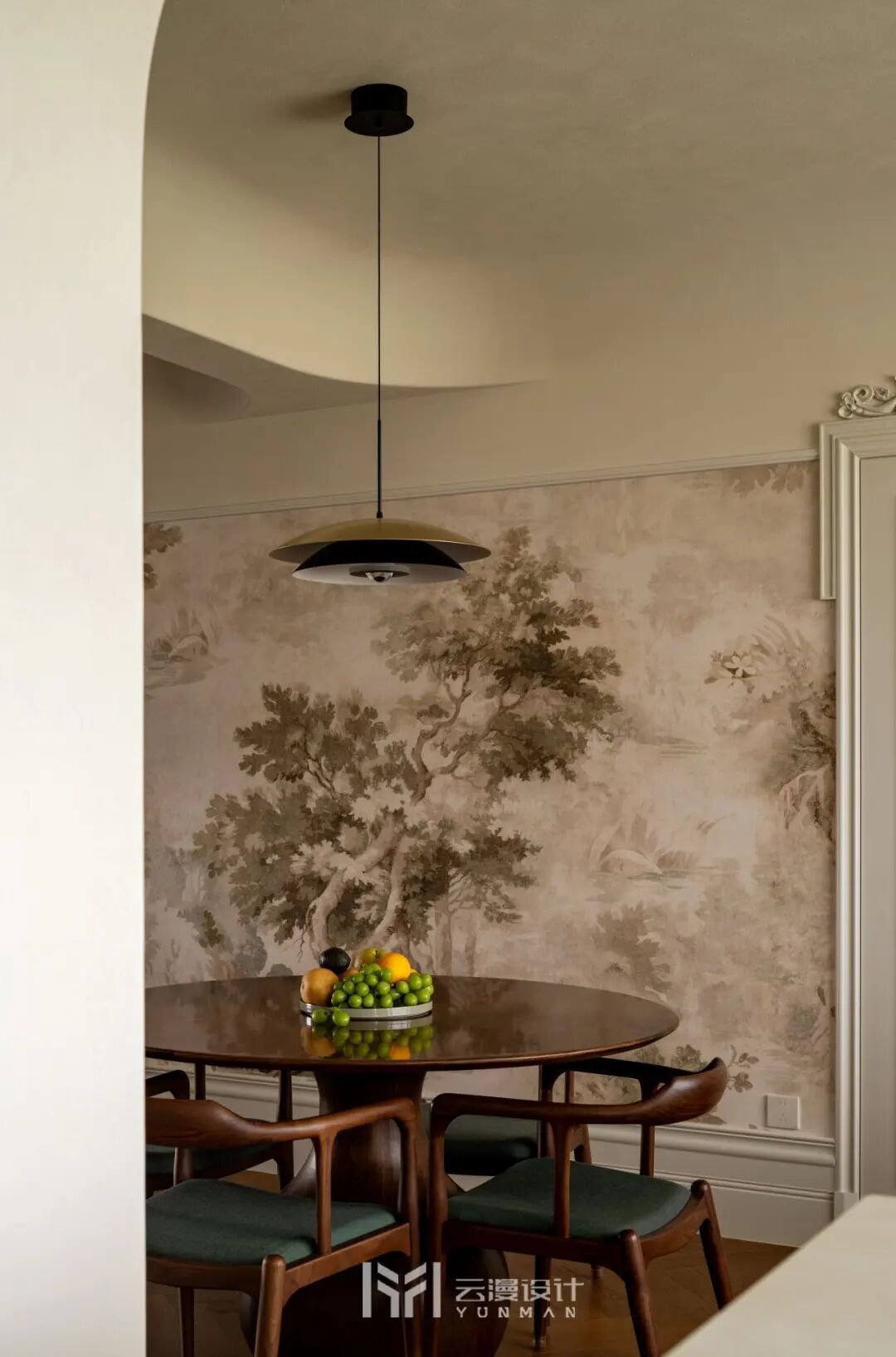 YUN.MAN实景|东方墨香漫过雕花窗，一卷诗书伴斜阳，法式浪漫藏于页，东方雅韵绕画梁-1