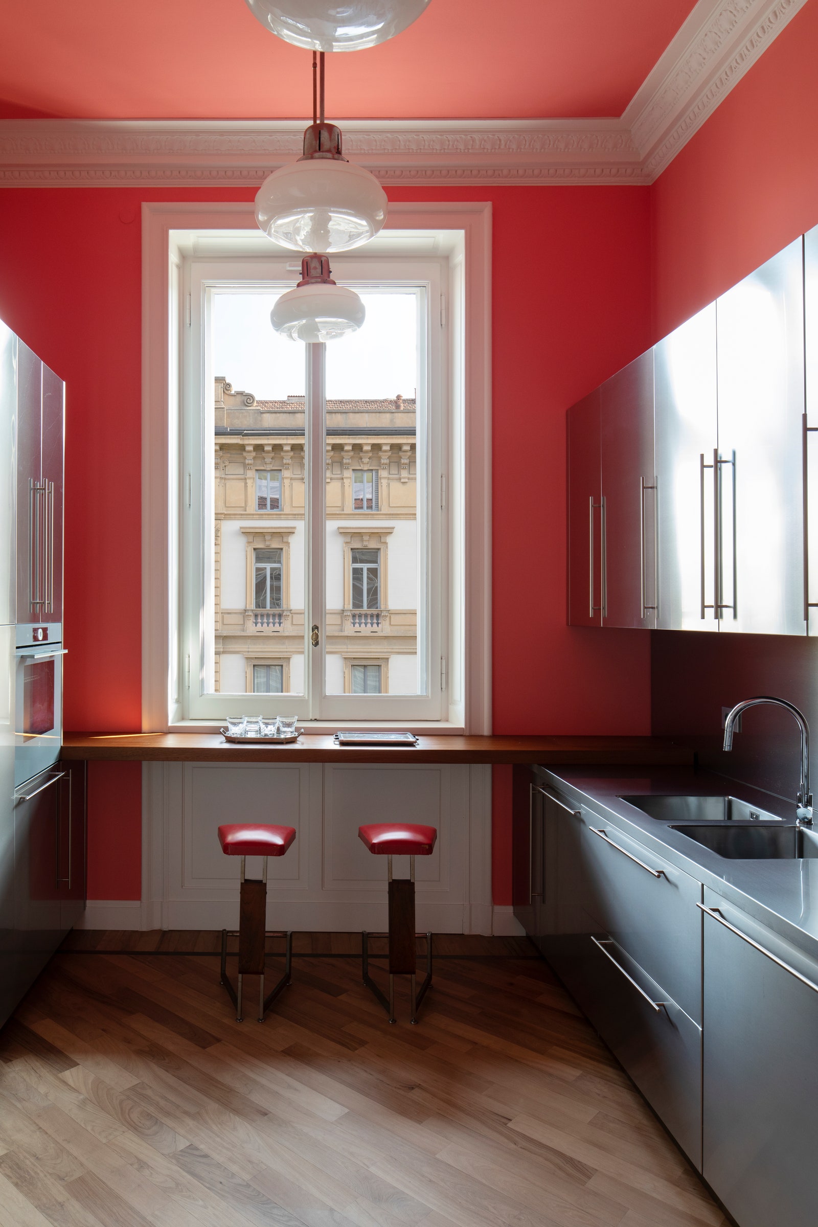 米兰时尚继承者的梦幻之家 | 色彩斑斓的现代城堡-5