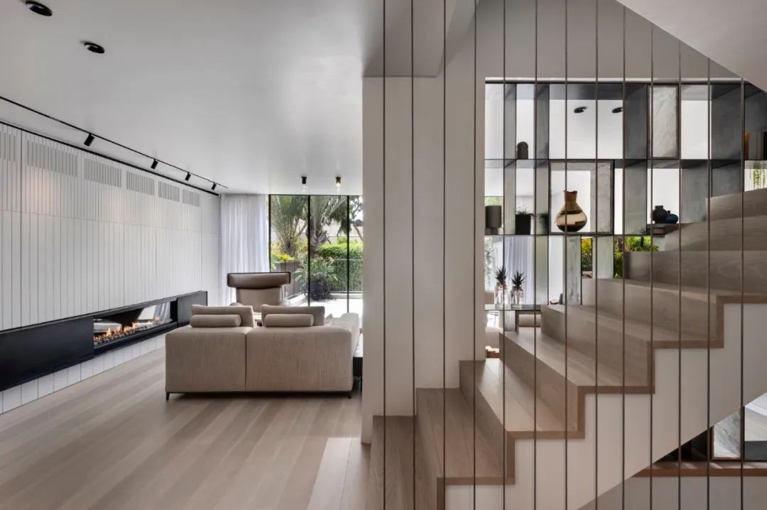 Aviram Kushmirski 打造轻奢风空间，黑白色调与实木地板的完美搭配-8