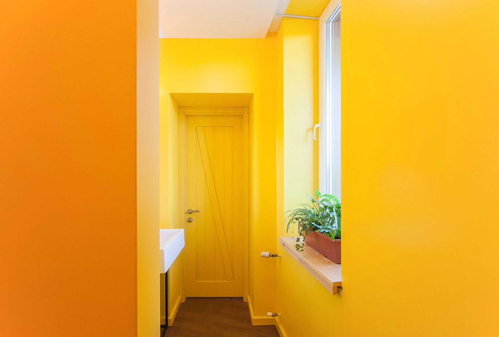 乌克兰 PENKA 咖啡吧 | 木质温馨空间与创意金属灯饰的完美结合-19