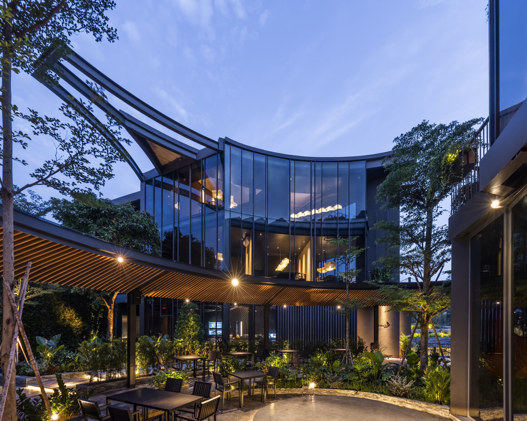 Urban Sparkle for Hokkaido Sachi Restaurant Thao Dien  / Takashi Niwa Architects-38