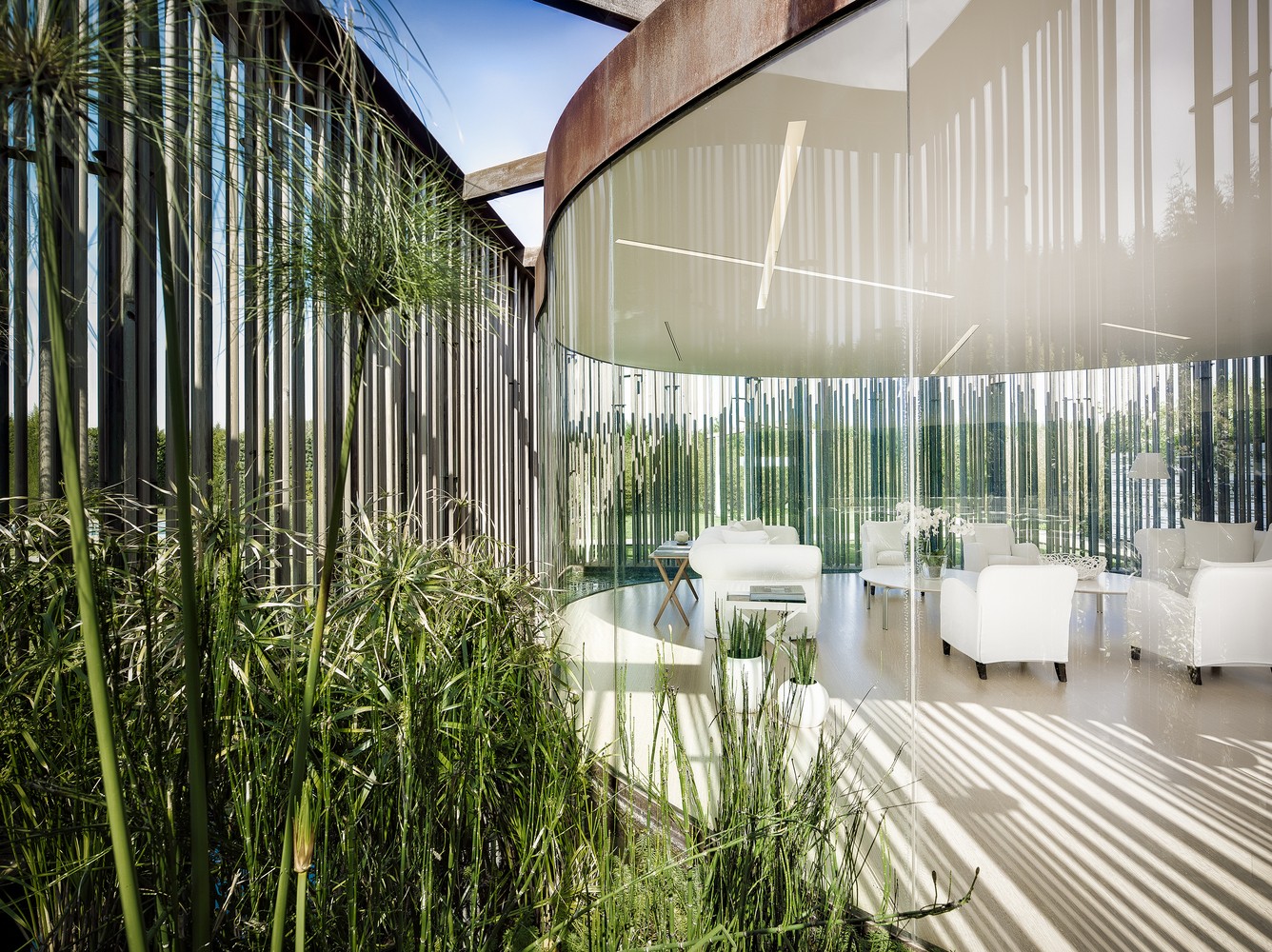 长泽英德装置艺术融入自然,打造水上花园住宅-1