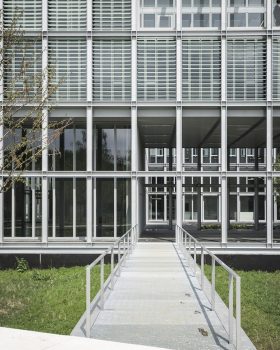 融入乡村环境的 ENSAE 学院，轻盈钢构展现简约抽象之美