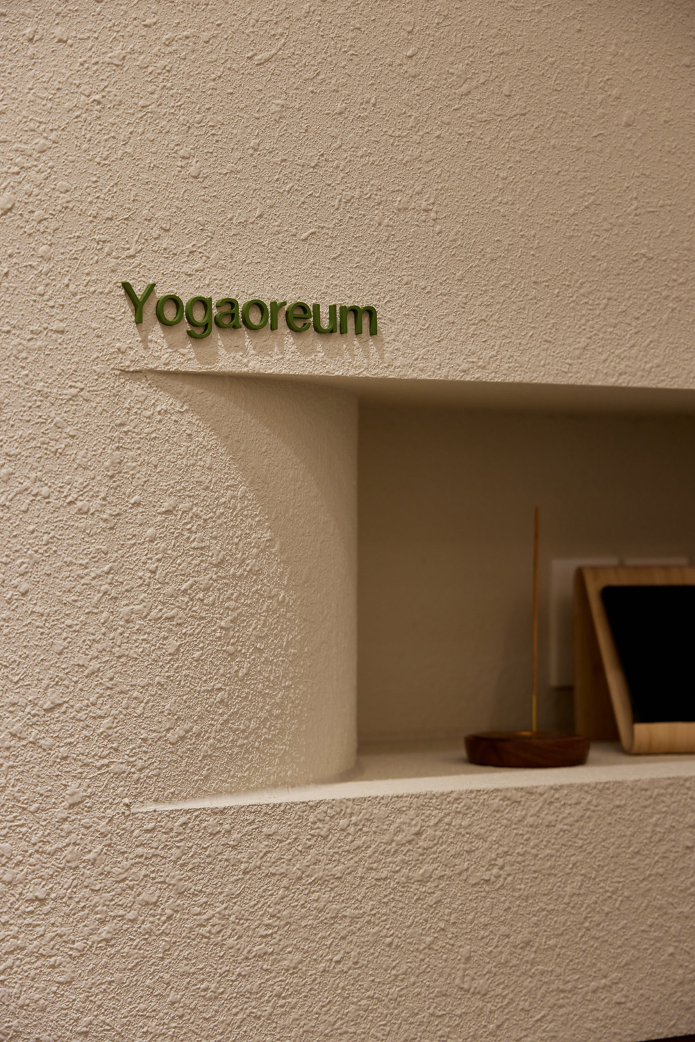 高级白色与木质，30 平米瑜伽中心的精致设计-18