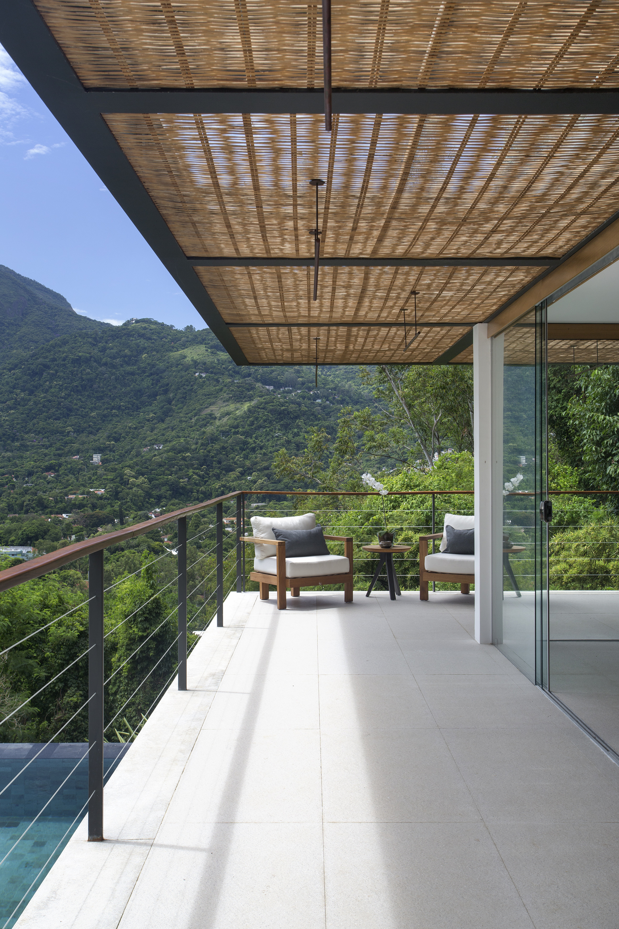 里约热内卢绿意盎然的无界泳池别墅-17