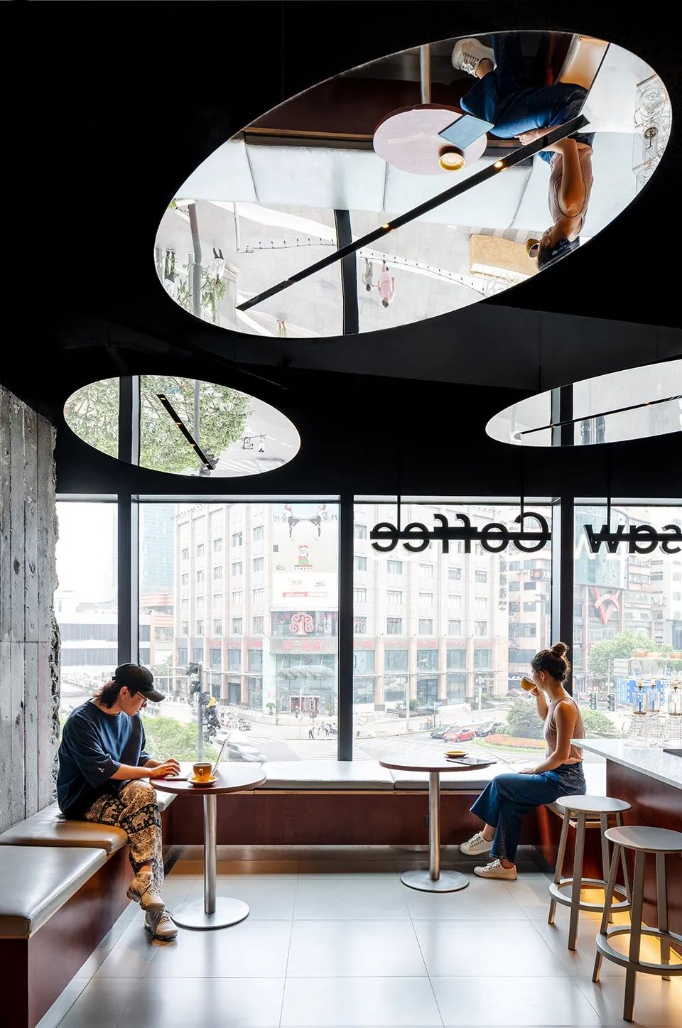 上海 SEESAW COFFEE 店 | 户外舒适感与咖啡豆镜子的创意设计-17