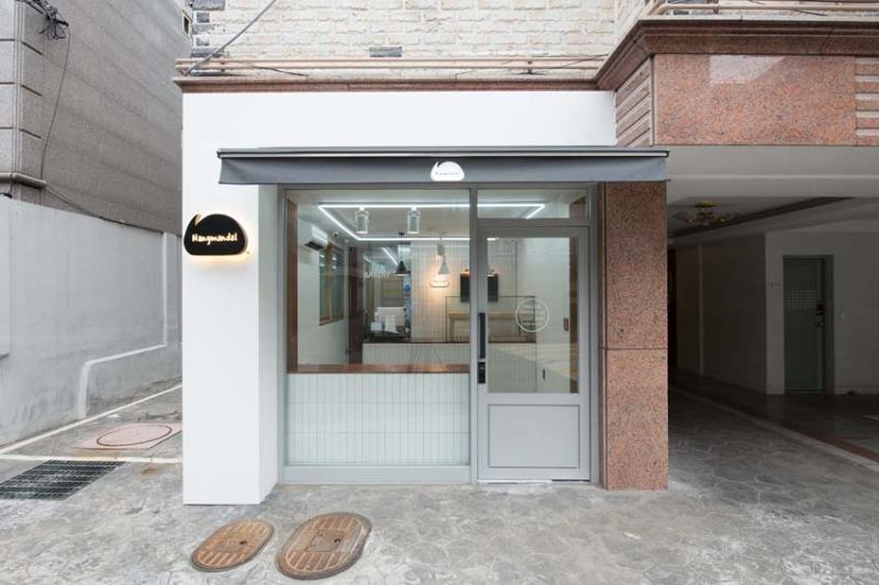 11 平米的极简白色烘焙店-3