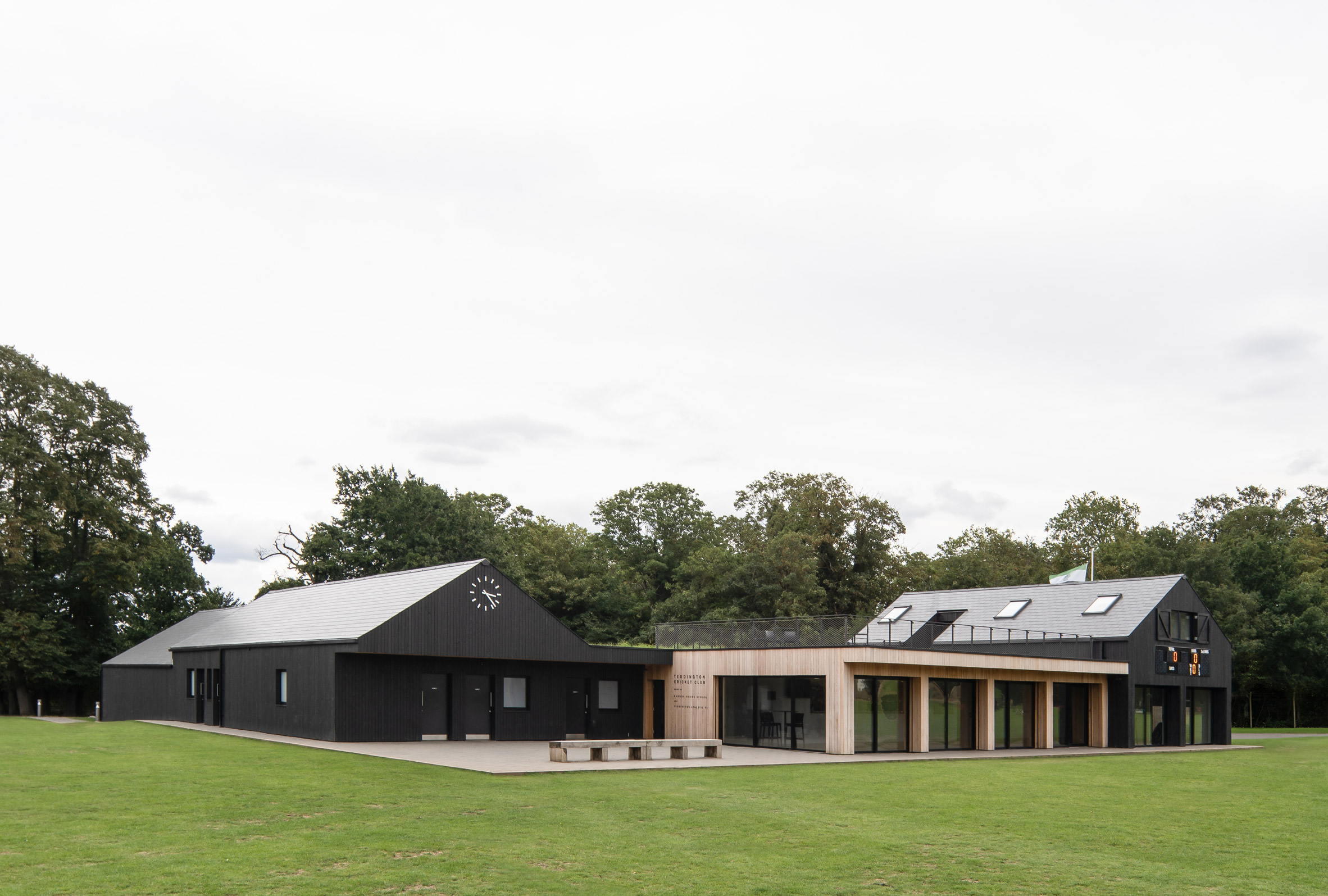 伦敦皇家公园里的现代木质 cricket 俱乐部-7