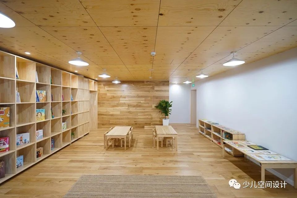 自然的木材，真正的草坪。这是一所和自然相接触能得到成长的园舍。-35