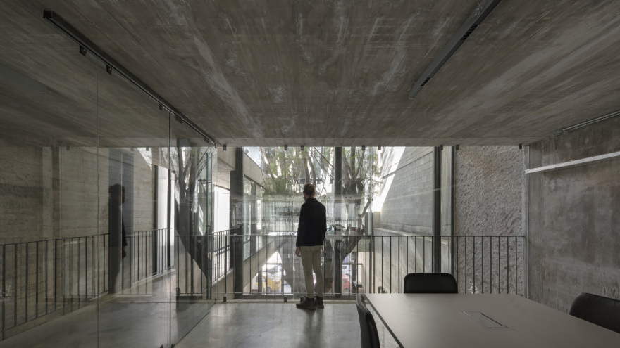 阿根廷建筑师协会总部 · 混凝土与绿意的共生-40