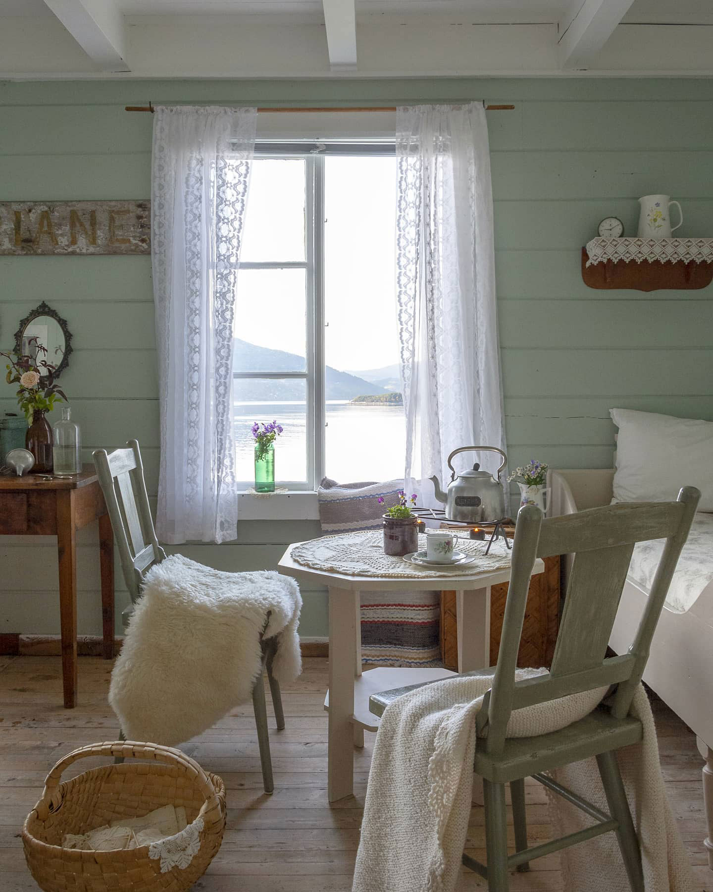 挪威峡湾边的传统木屋-14