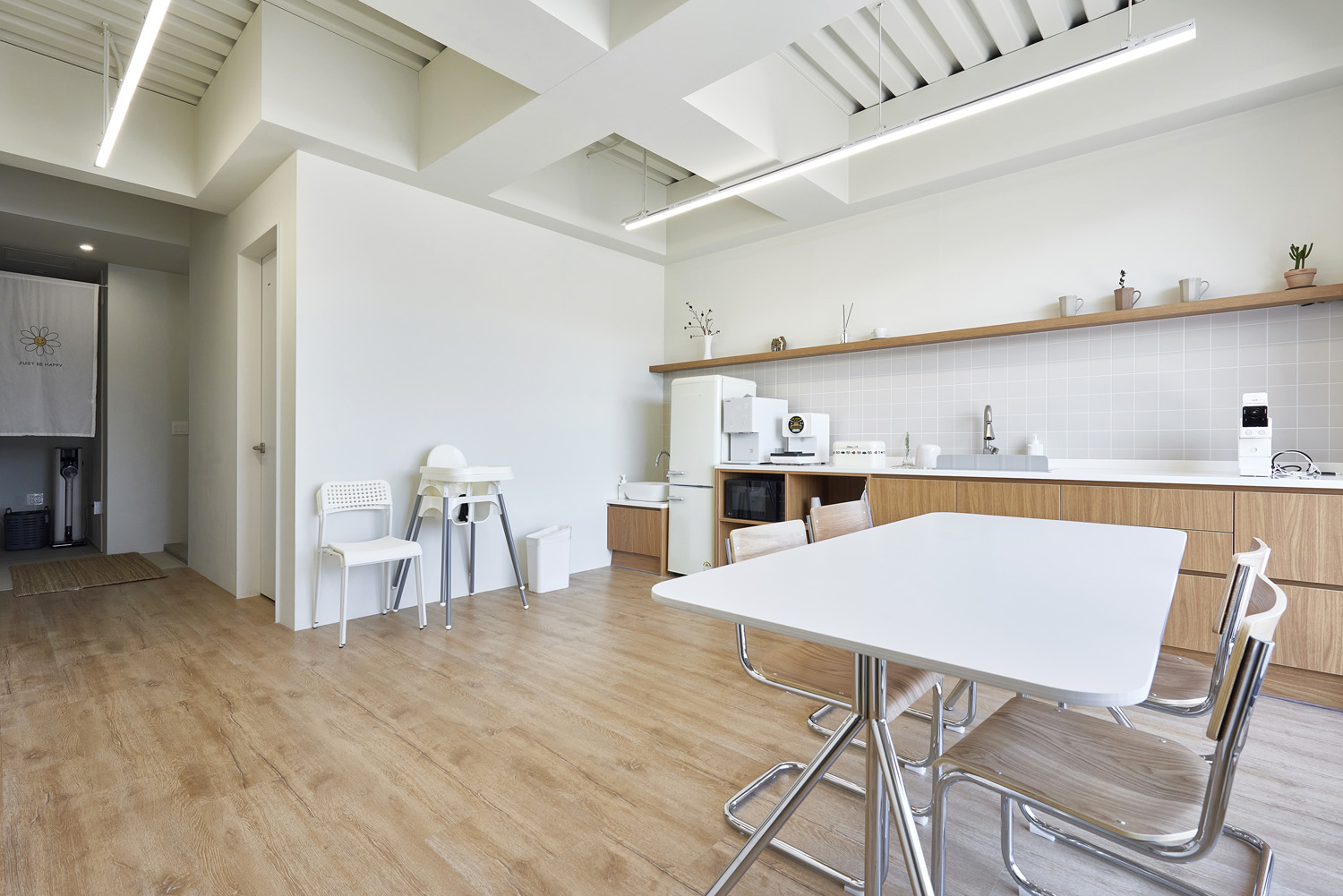 简约白与原木的 67 平亲子公寓-2