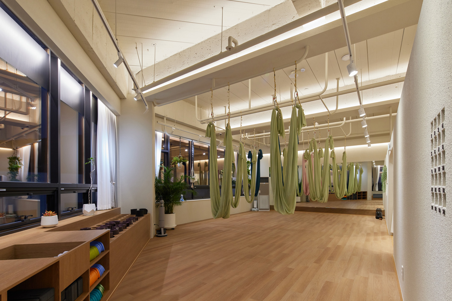 高级白色与木质，30 平米瑜伽中心的精致设计-3