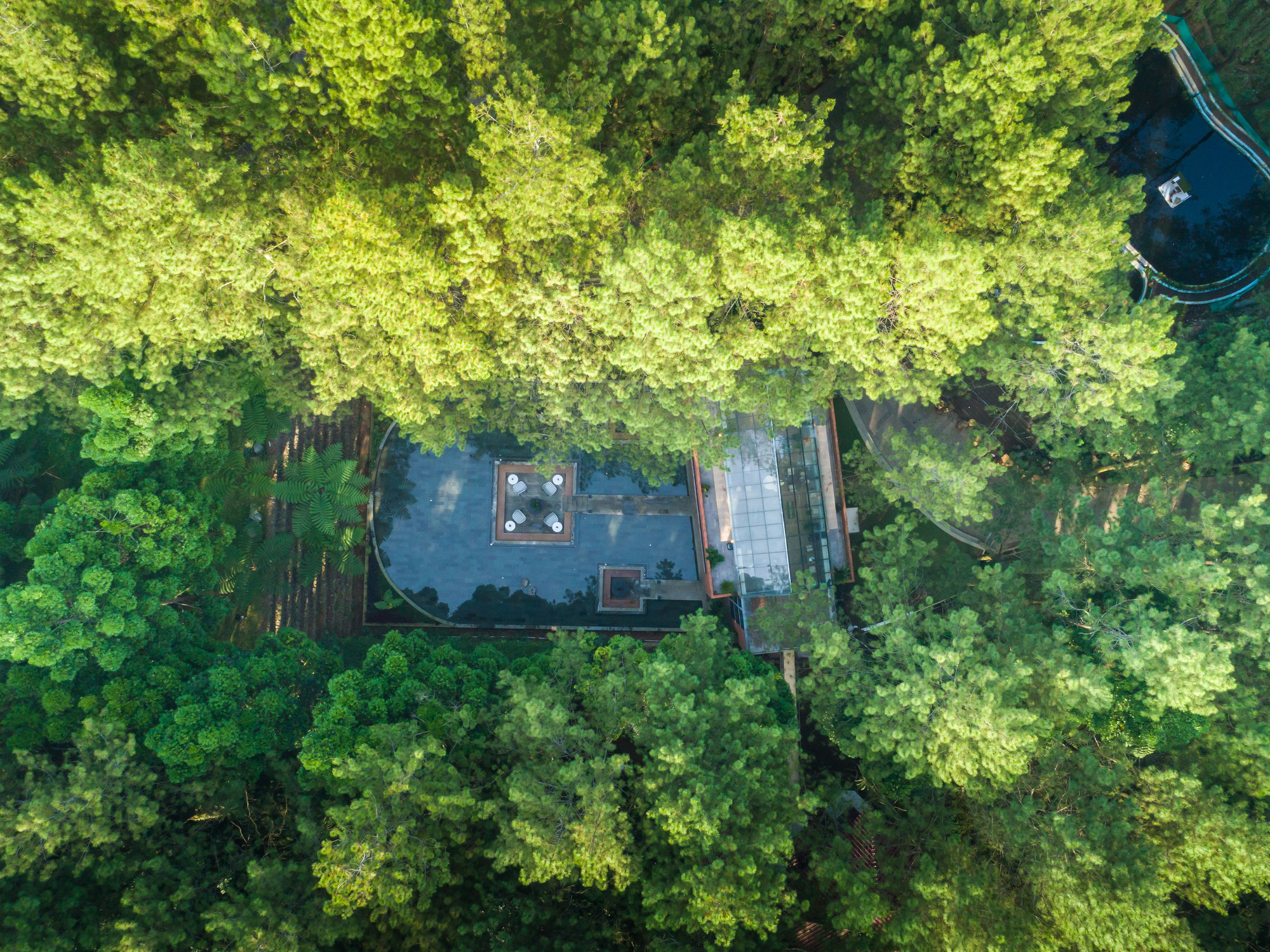 The Lakehouse Restaurant / LUWIST-38