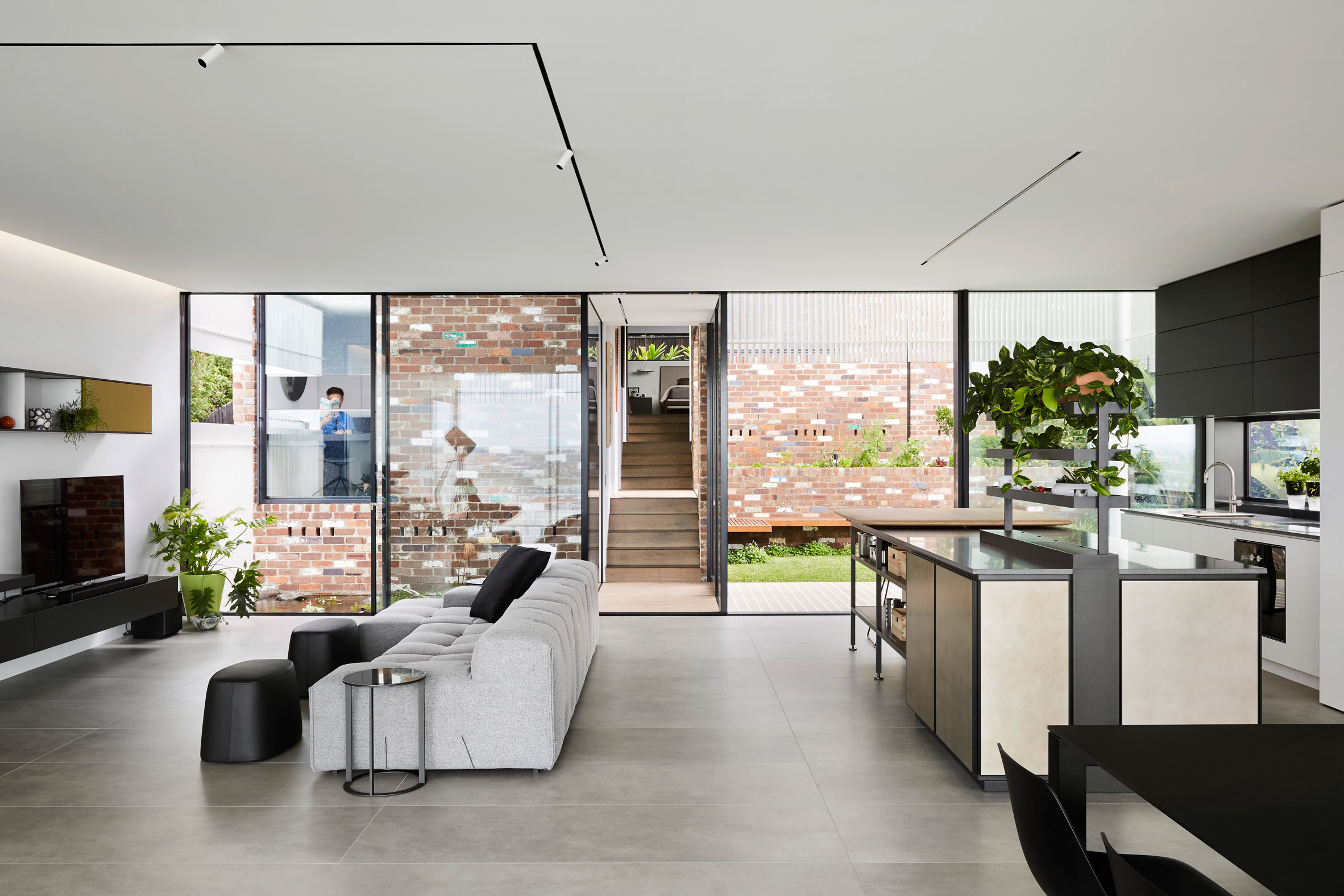 Giant "paperclips" support living spaces and balcony at New South Wales home-22