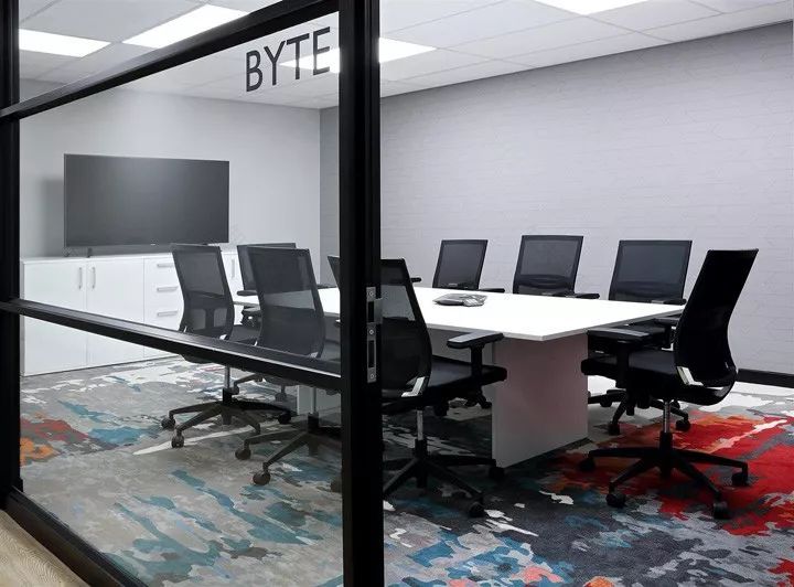 南非约翰内斯堡 Dynamic Technologies 办公室设计 | 活力四溢的多彩空间-28