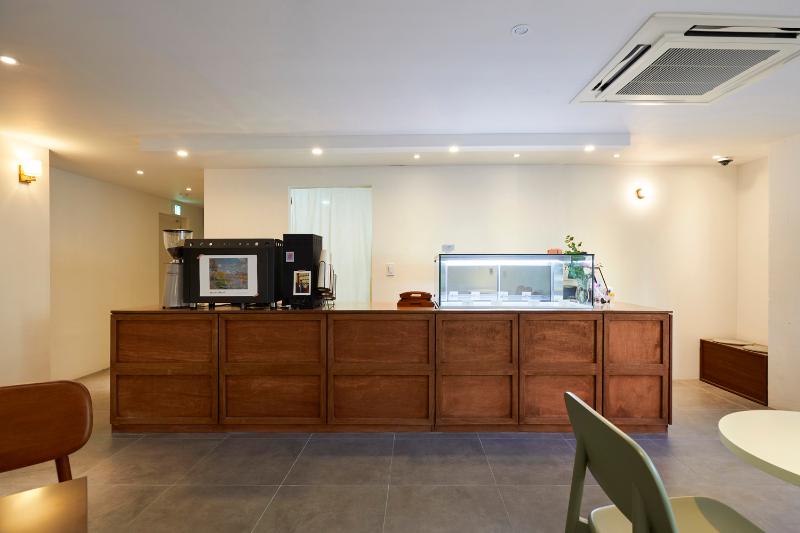 18 平极简蛋糕店 | 白色&原木的精致空间-7