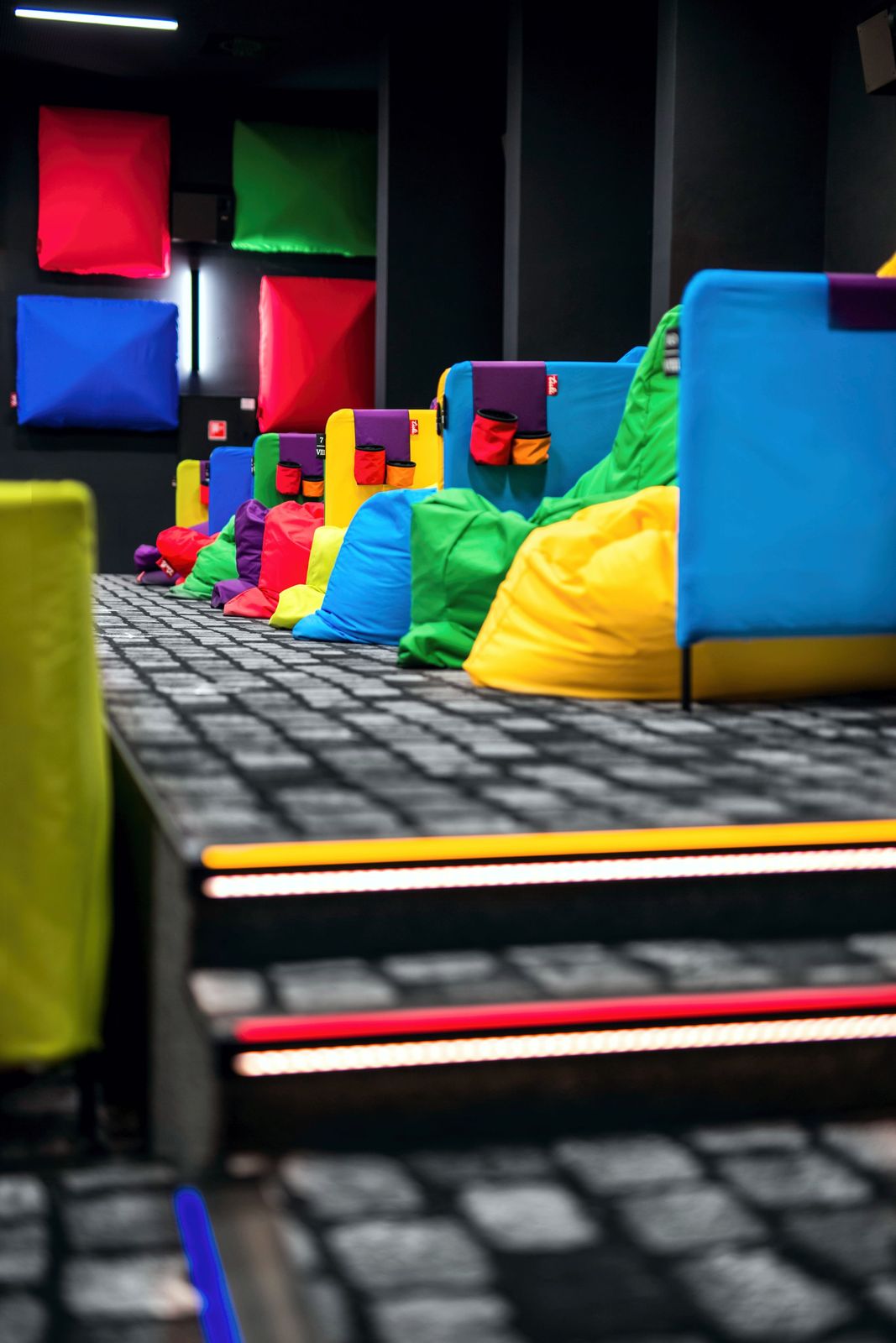 色彩缤纷的影院空间，打造沉浸式观影体验-14