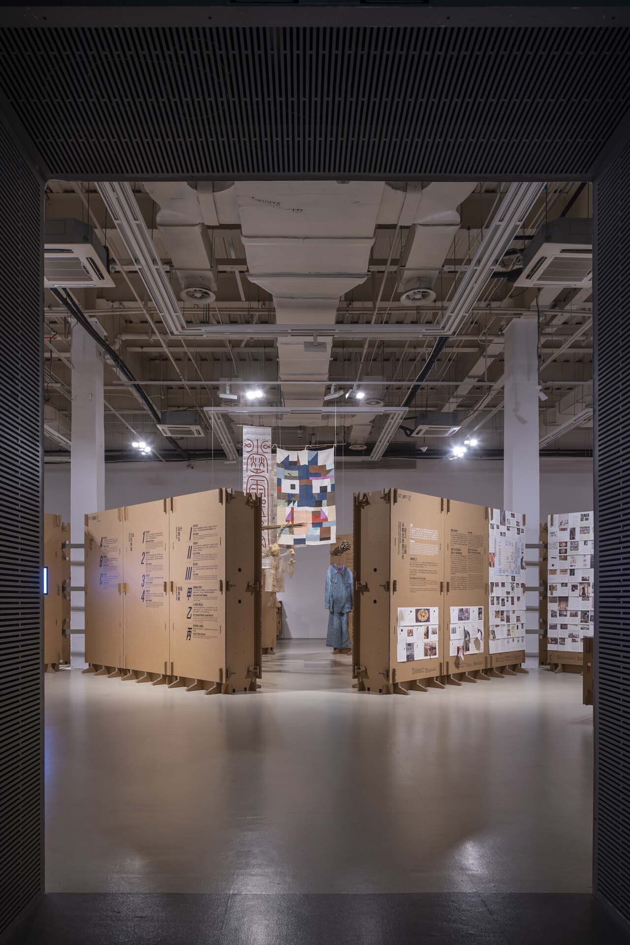 Exhibition Space Formed by Corrugated Cardboards / LUO studio-11