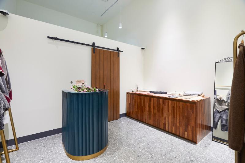 简约时尚的 11 平米服装店设计-4