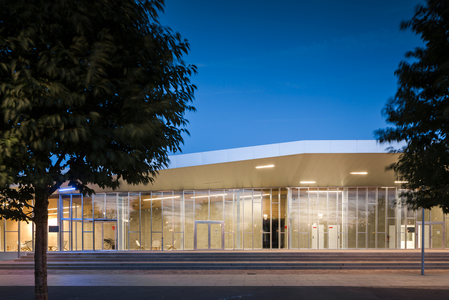 雕塑般的法国 Centre Le Lac 文化中心,打造多功能的社区聚集地-22