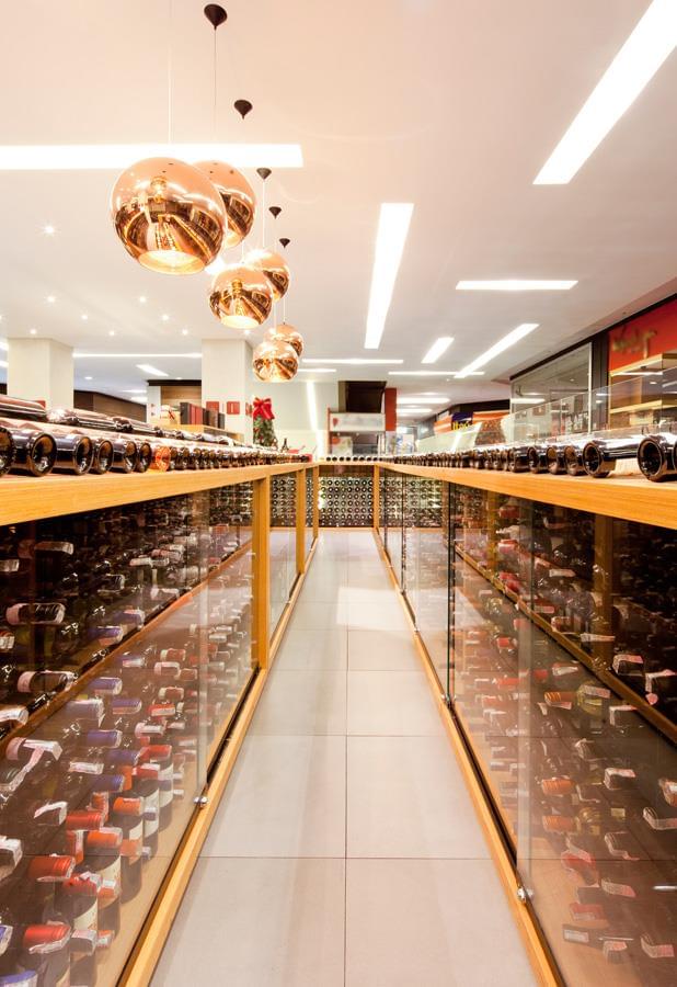 玻璃之魅 · RJ 购物中心的精致葡萄酒店设计-9