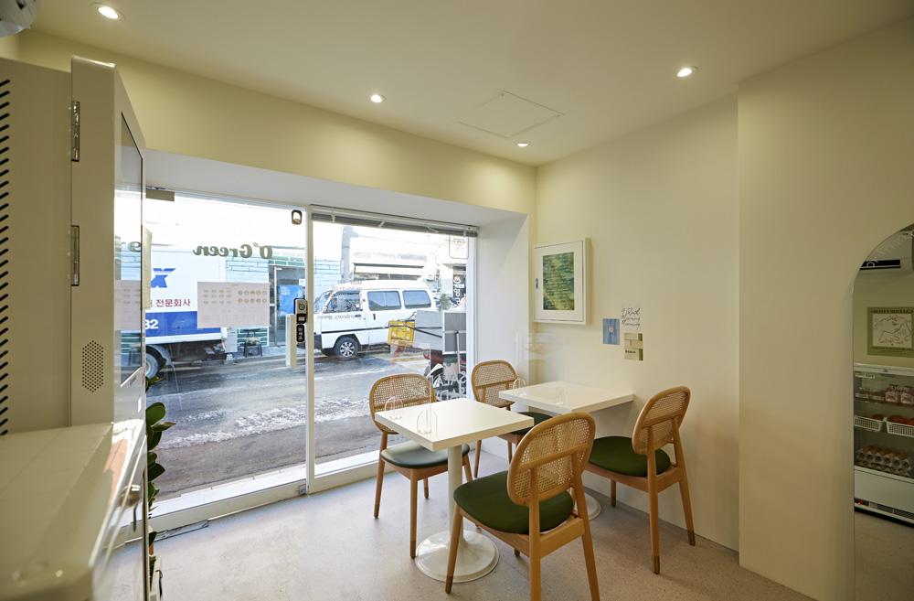 简约 13 坪咖啡厅，白色与原木打造温馨空间-6