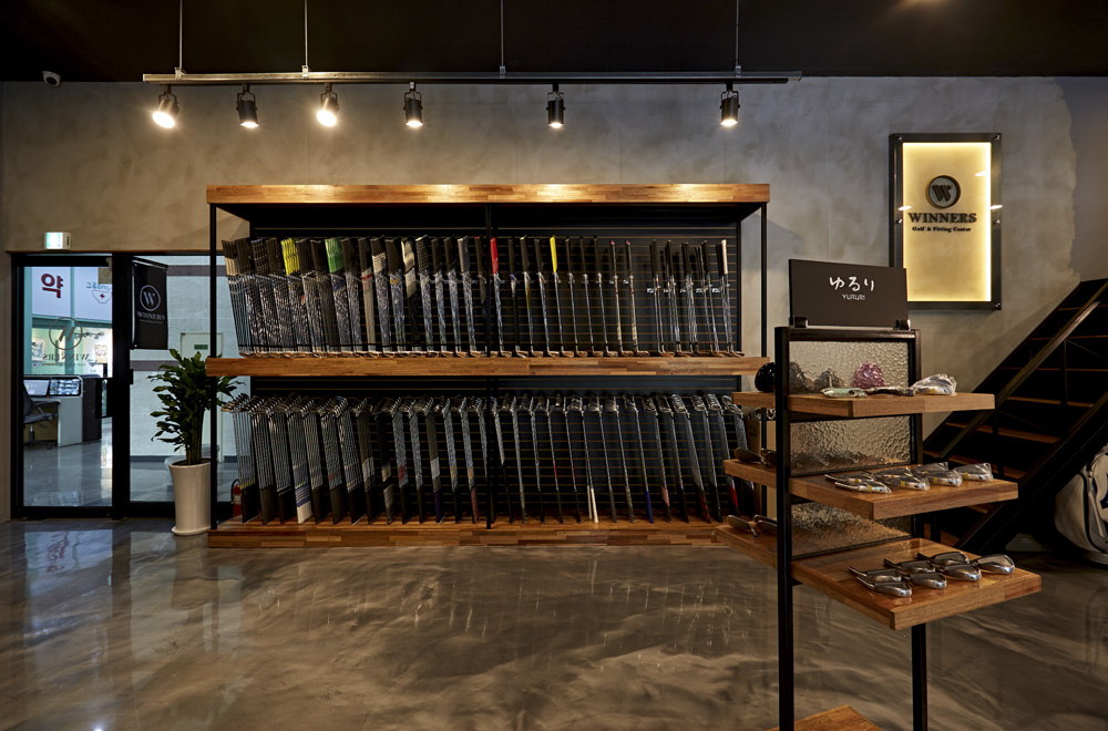 现代简约风 40 平高尔夫球具店设计-10