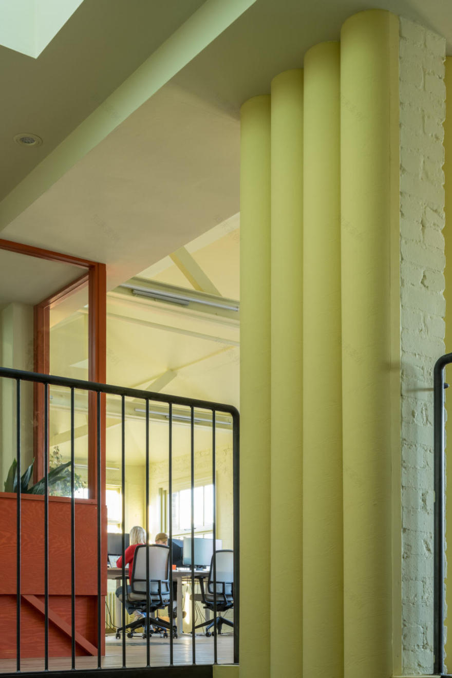 可再生材料和丰富色彩的办公室改造设计丨英国伦敦丨Archmongers-18