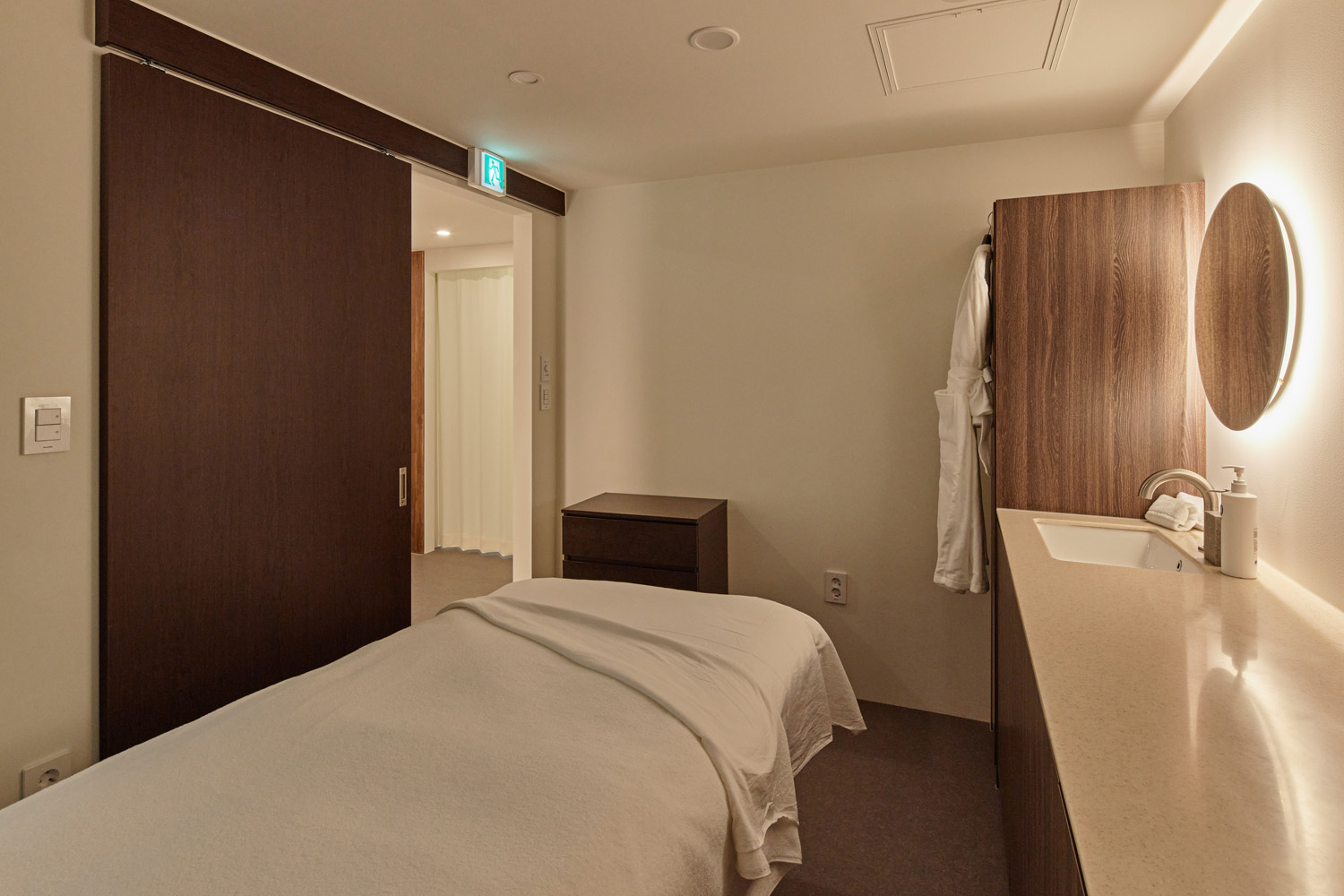 "木材与高级酒店氛围的完美融合 - 21 坪酒店式公寓室内设计"-14