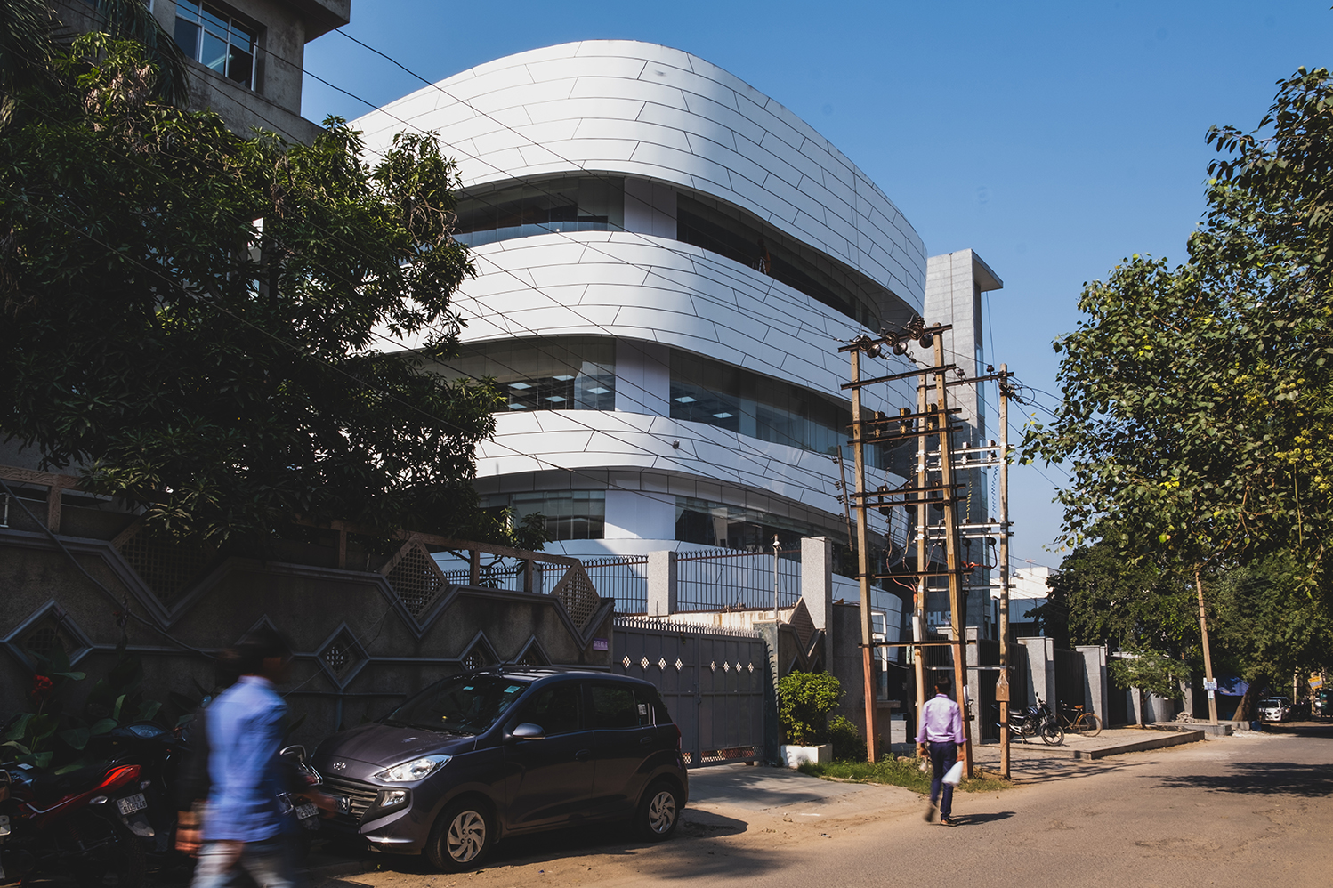 弧形铝板打造高效办公空间-14