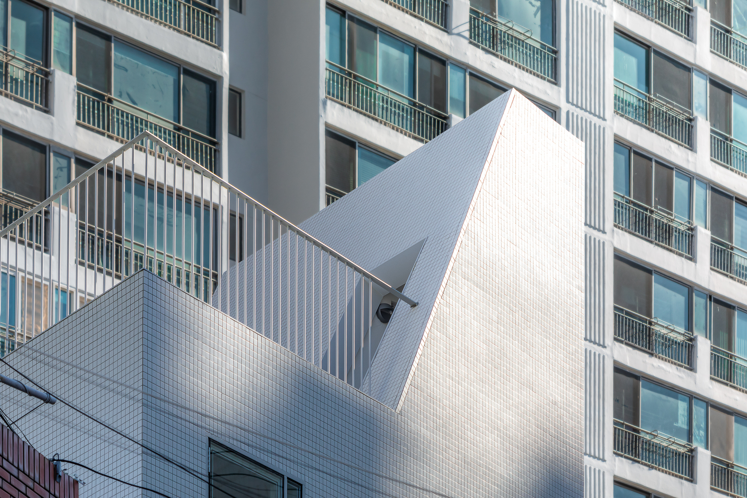 受限土地上的创意“大拇指”建筑-17