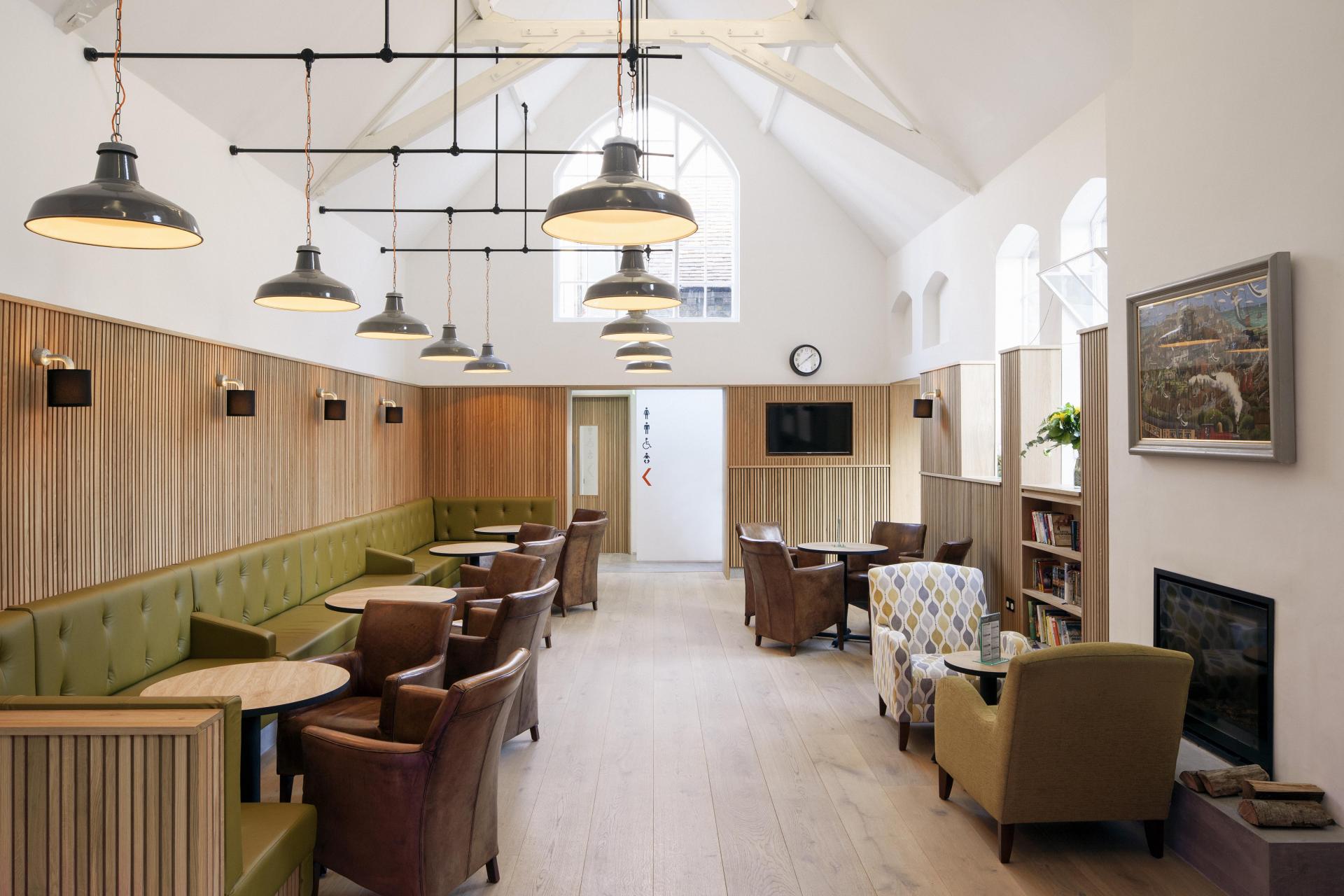 19世纪建筑内的现代电影院设计项目-14