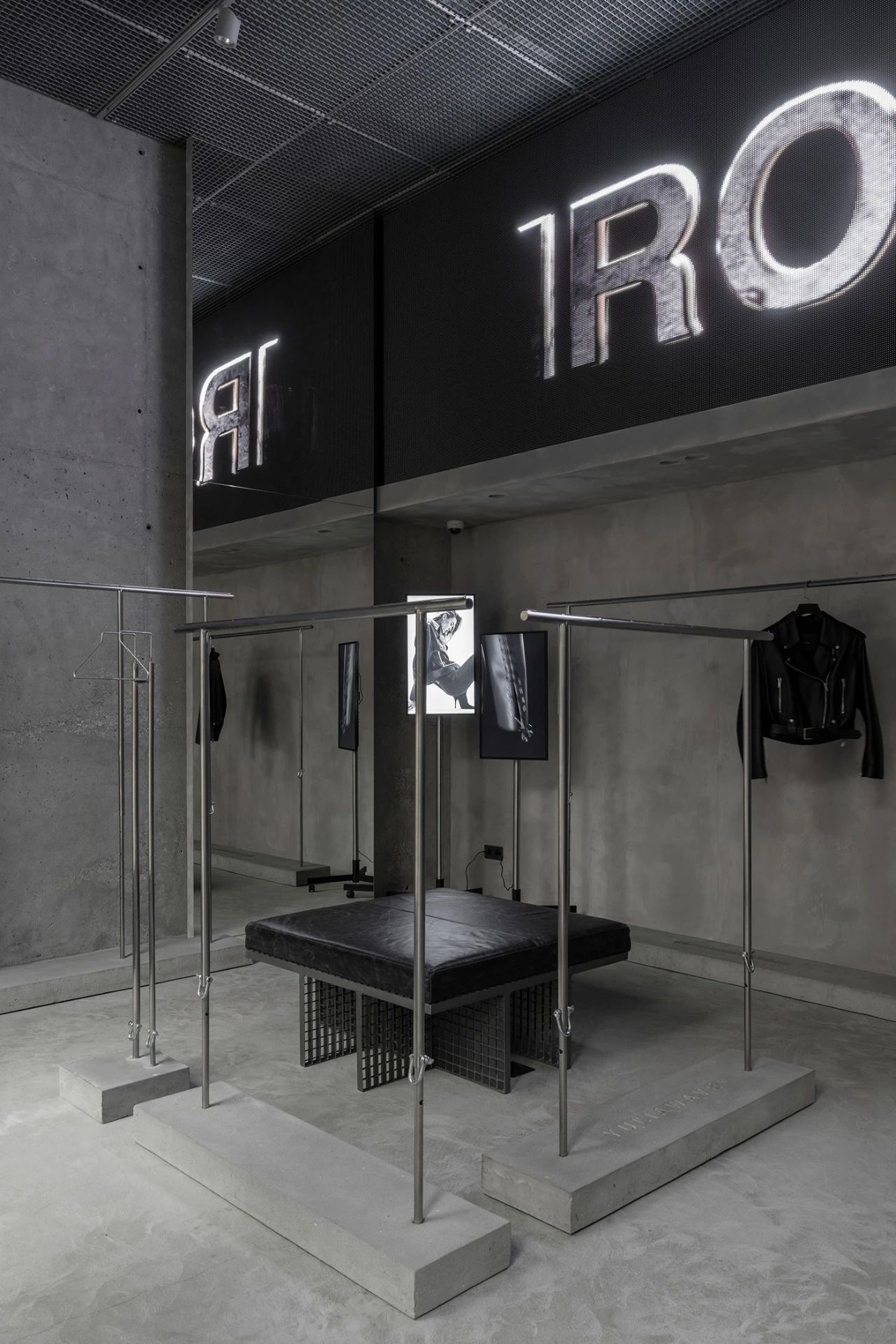 尤利亚波浪商店丨俄罗斯莫斯科丨Roman Gulyaev,Maria Tsakharias-15