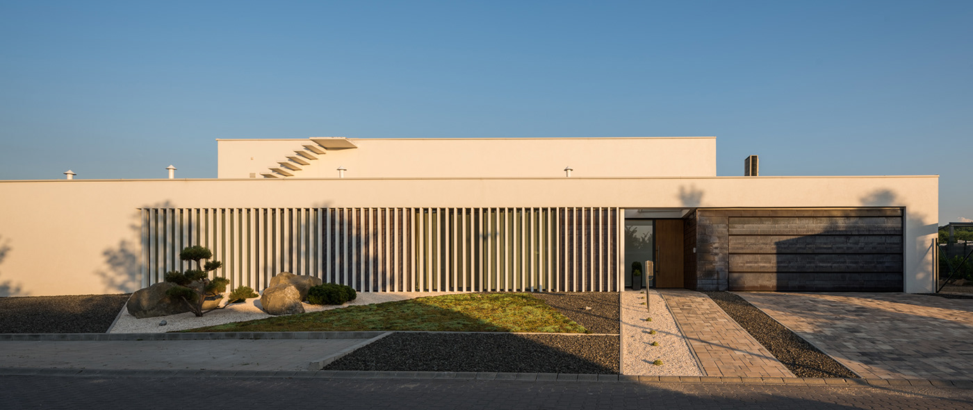 湖畔别墅 | 绿色大地与光影的和谐交响-18