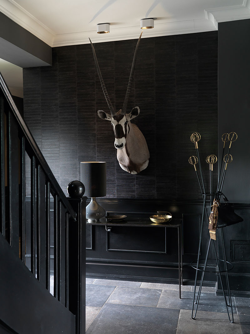 哥本哈根黑色家居中的大胆黄铜厨房-14