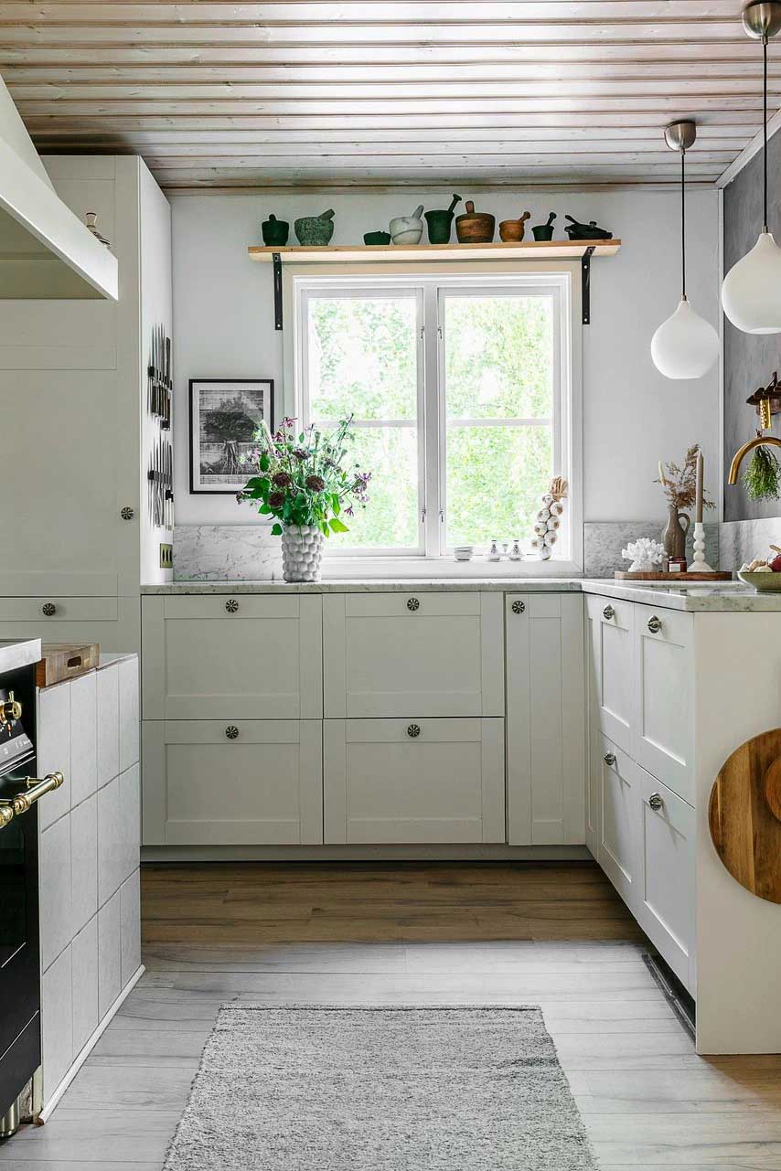 瑞典森林边缘的复古温馨木屋-7