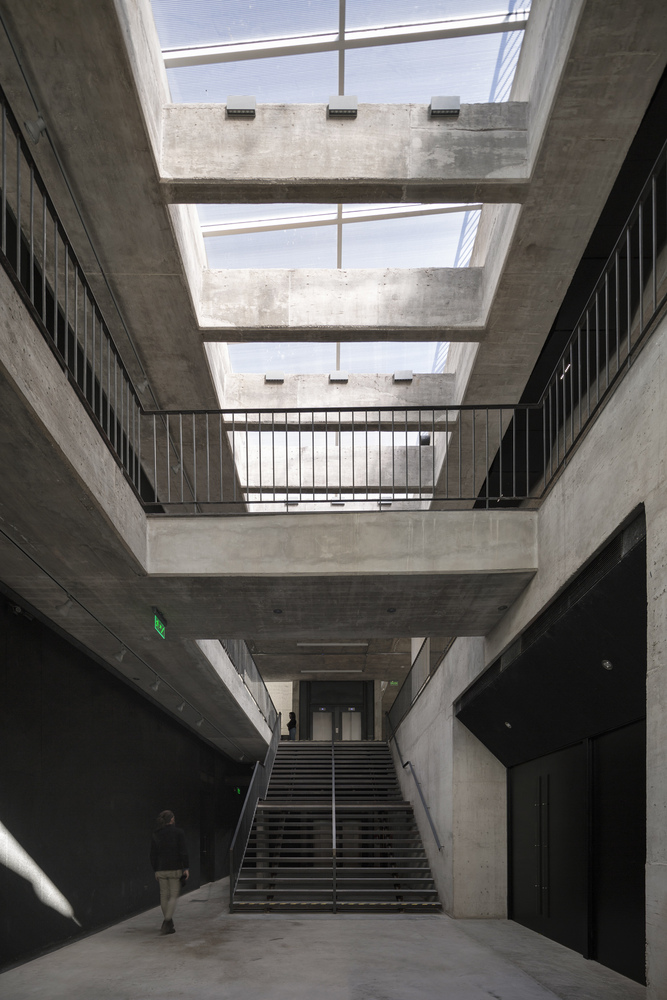 阿根廷建筑师协会总部 · 混凝土与绿意的共生-54