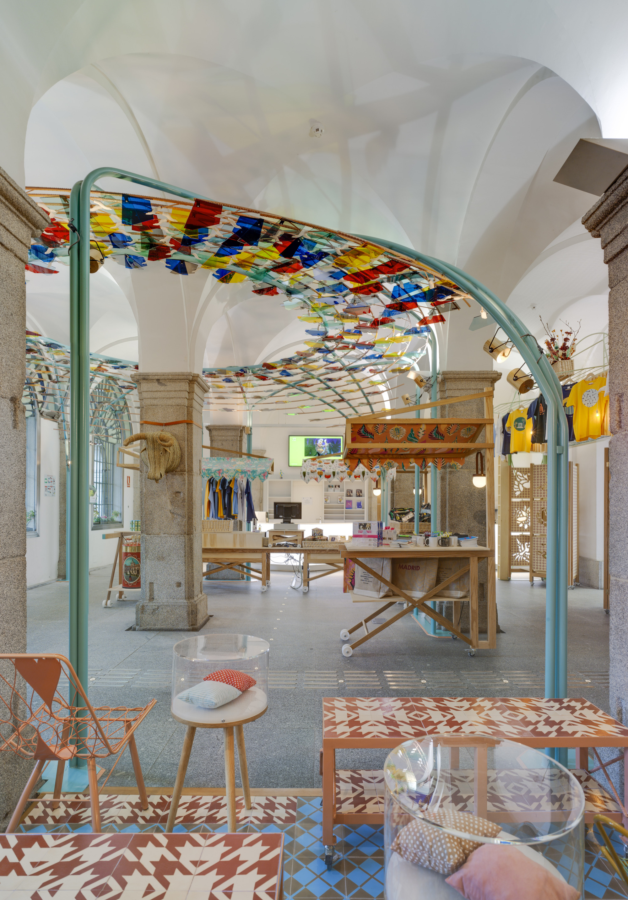 Madrid 地标设计,融合传统与现代的旅游礼品店-36