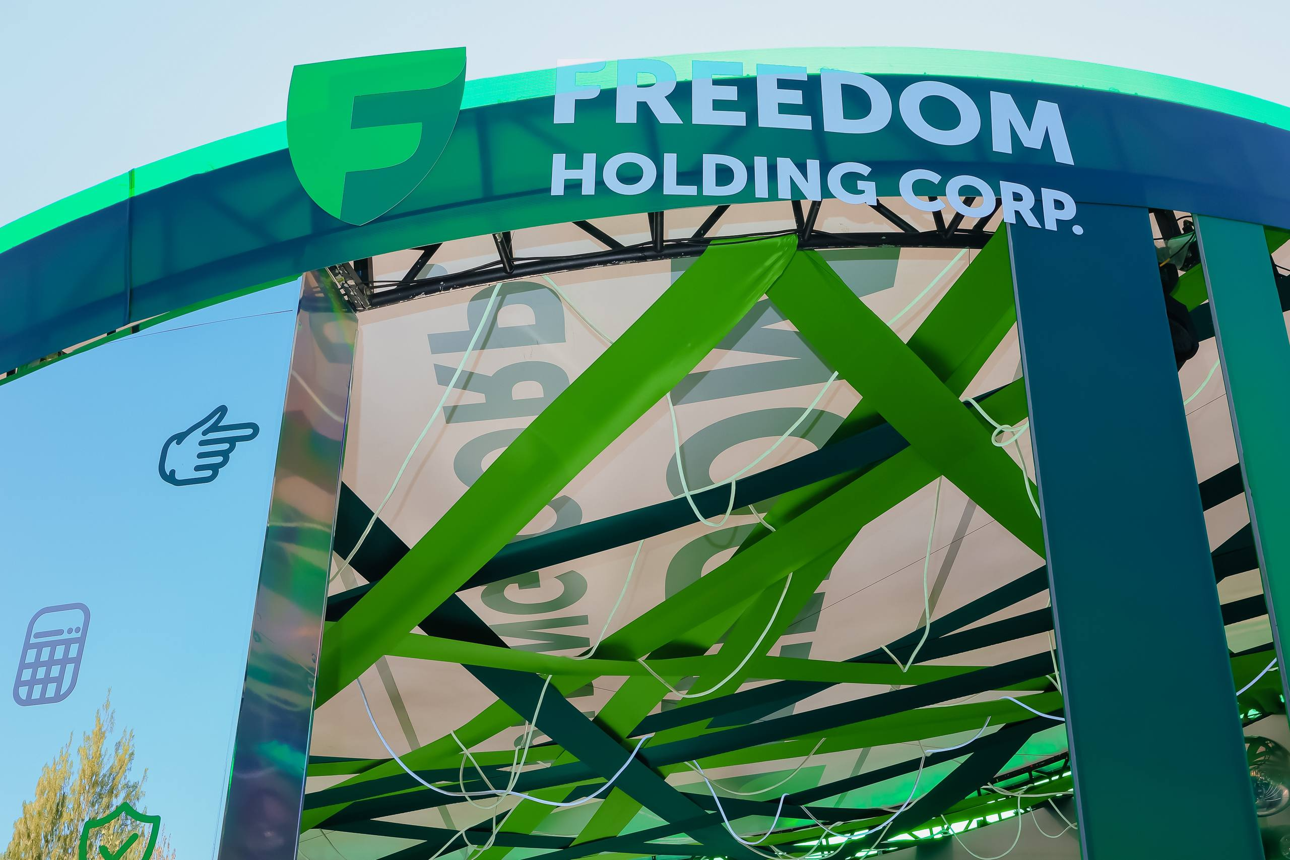 019 镜面绿影！Freedom金融品牌户外沉浸式-12