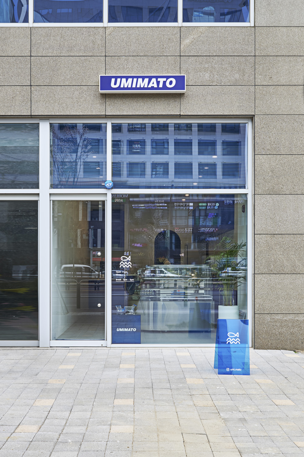 首尔网红餐厅 | 简洁设计下的 15 平小店魅力-2