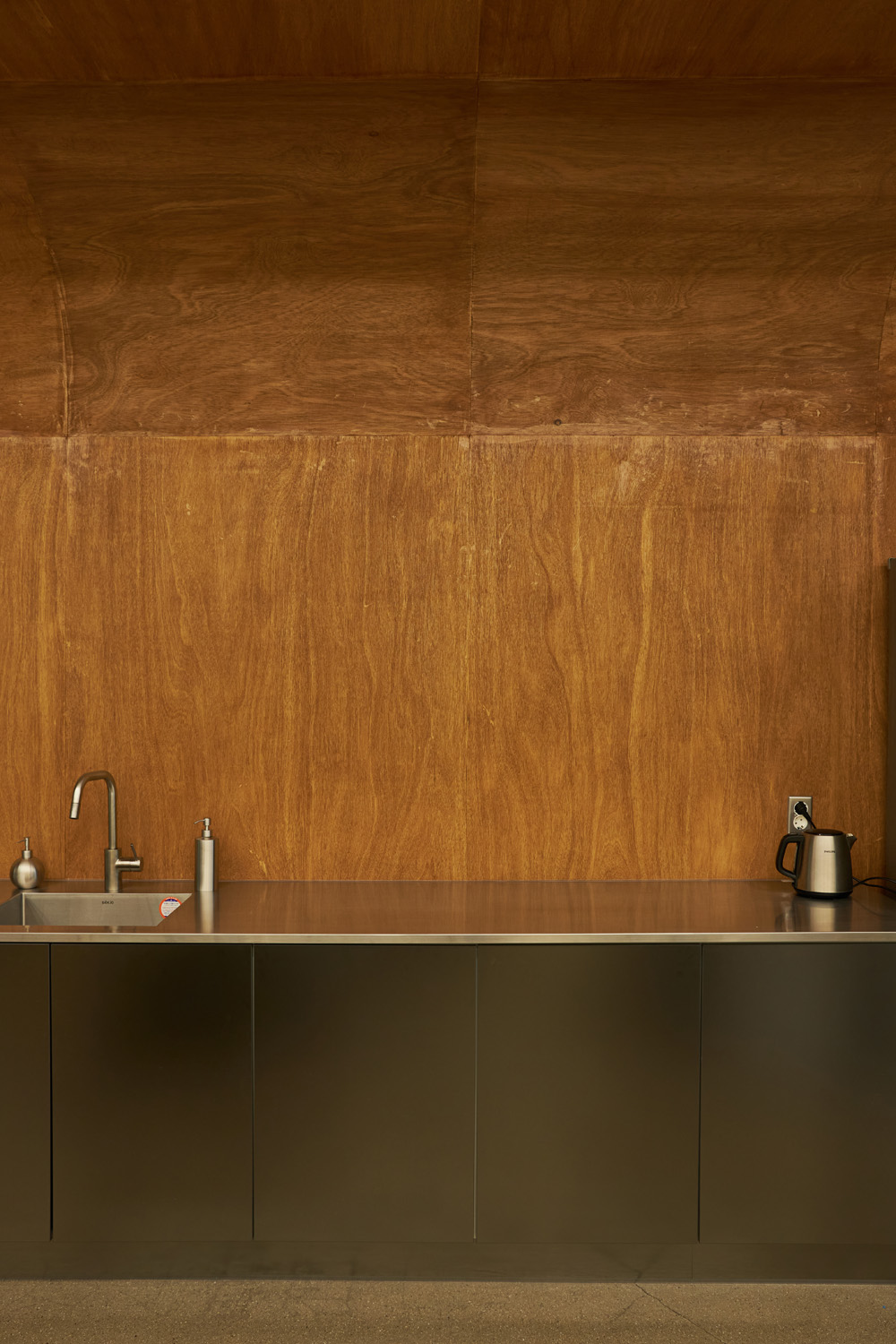 白色&木质，打造 17 平米办公室的极简氛围-14