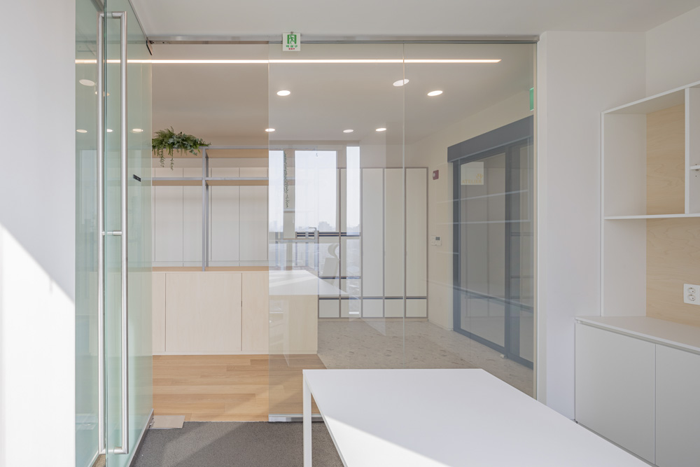 白色与木质的优雅融合 | 53 度商务办公室设计-16