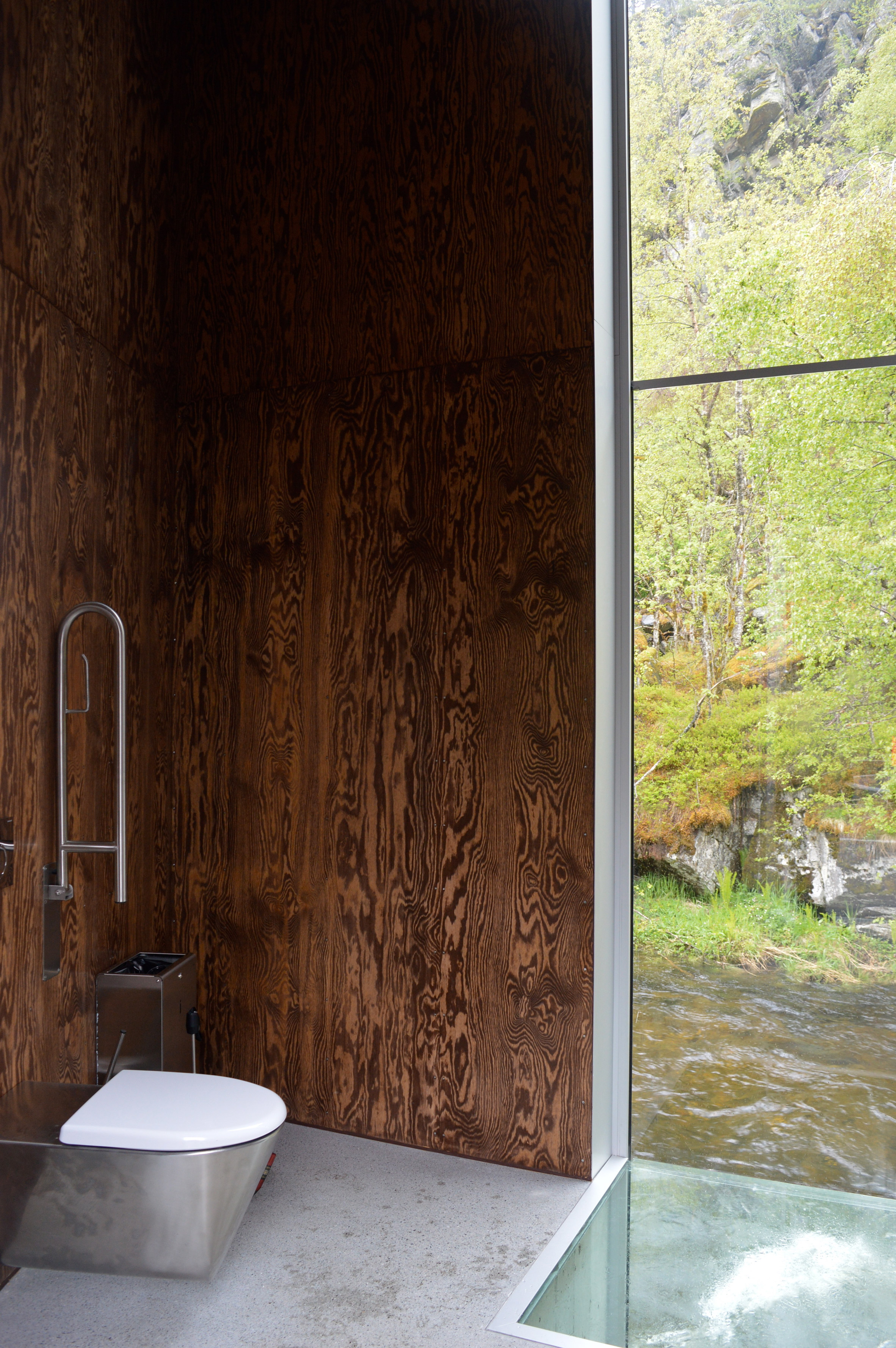 Fortunen completes toilet block with views of a Norwegian valley-10