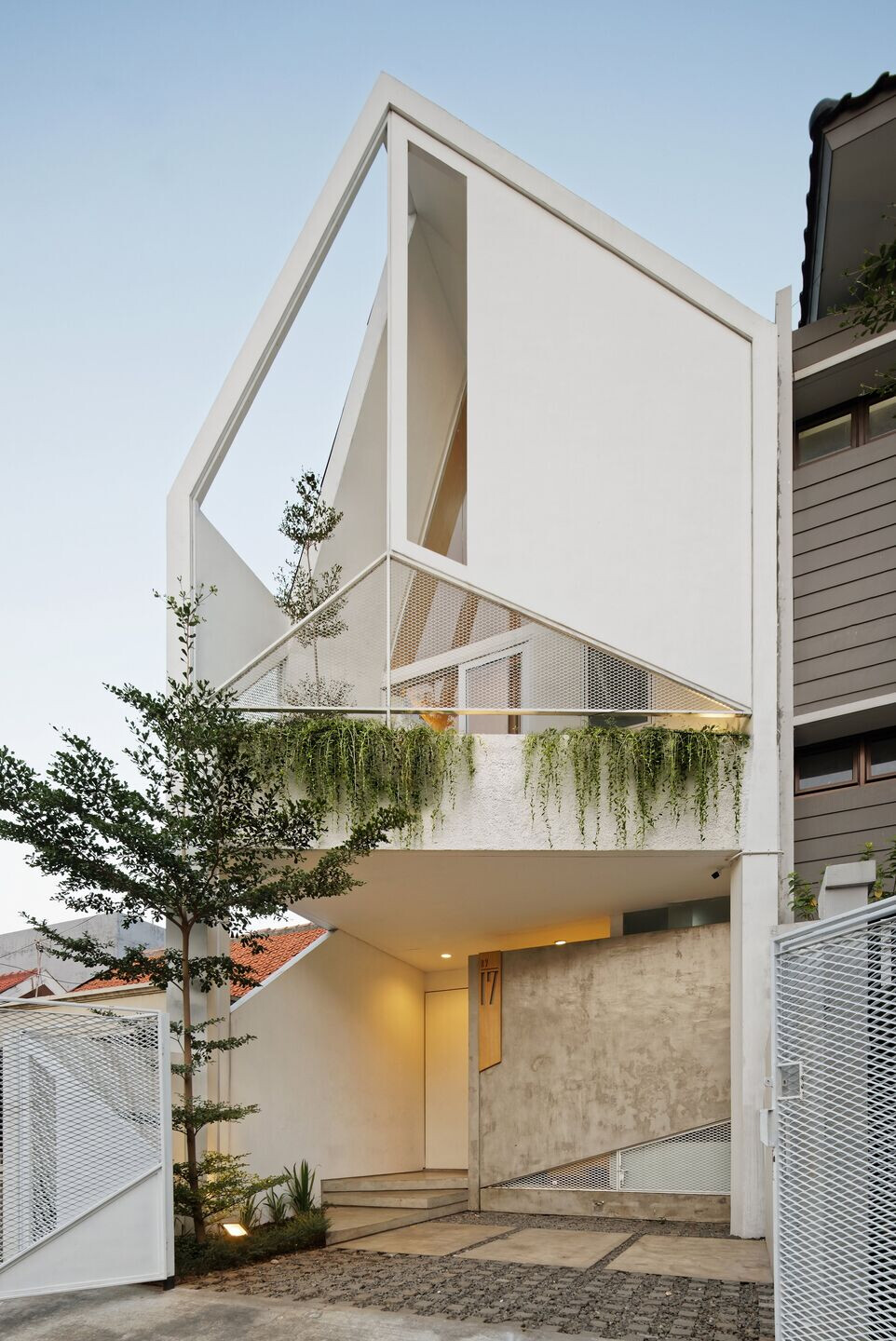 印尼狭地住宅,三角天花板创造宽敞空间-14